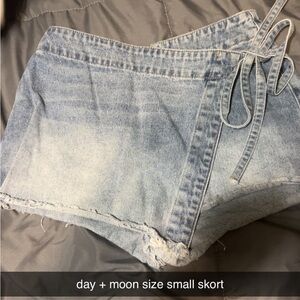 Day + Moon Women's Denim Skort - Light Blue